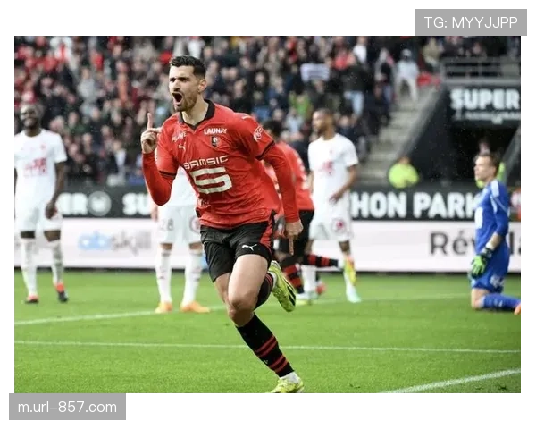 泰里耶头球扳平瞬间,勒沃库森客场反应速度